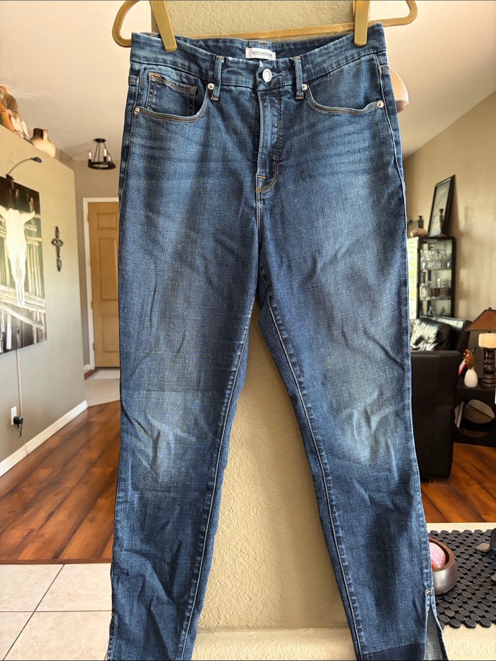 Good American Slim Straight Jeans in Medium Blue Wash